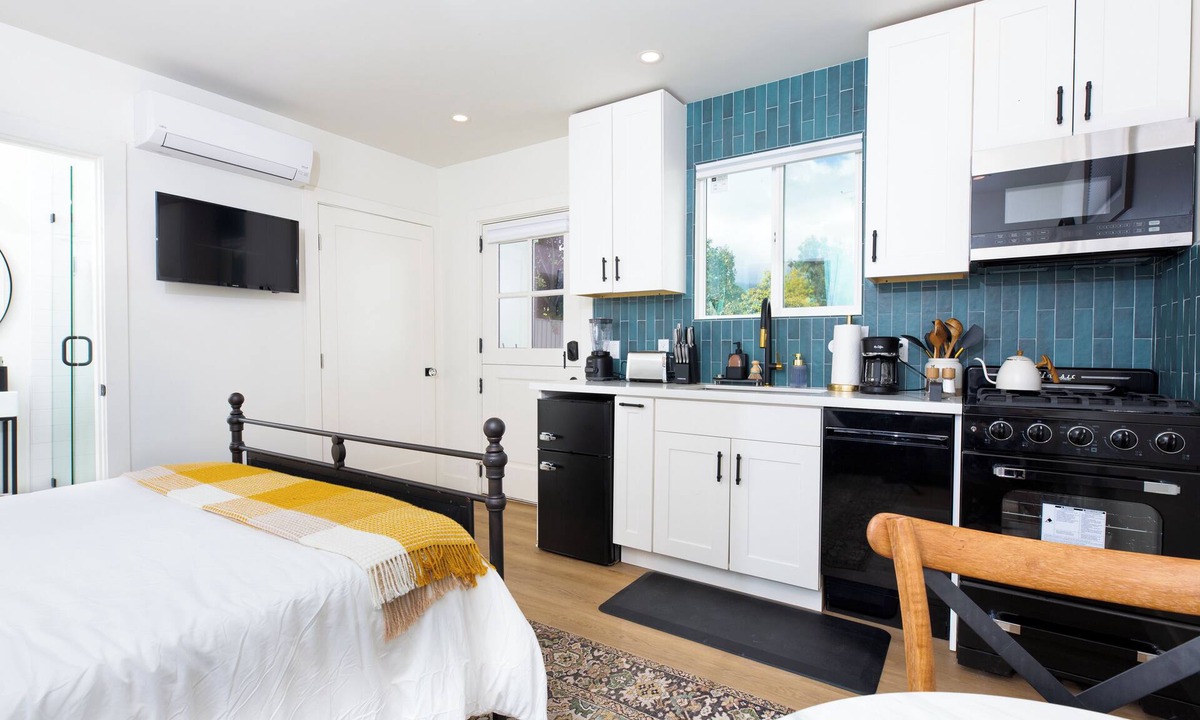 East Beach Cottage | Cute studio near East Beach