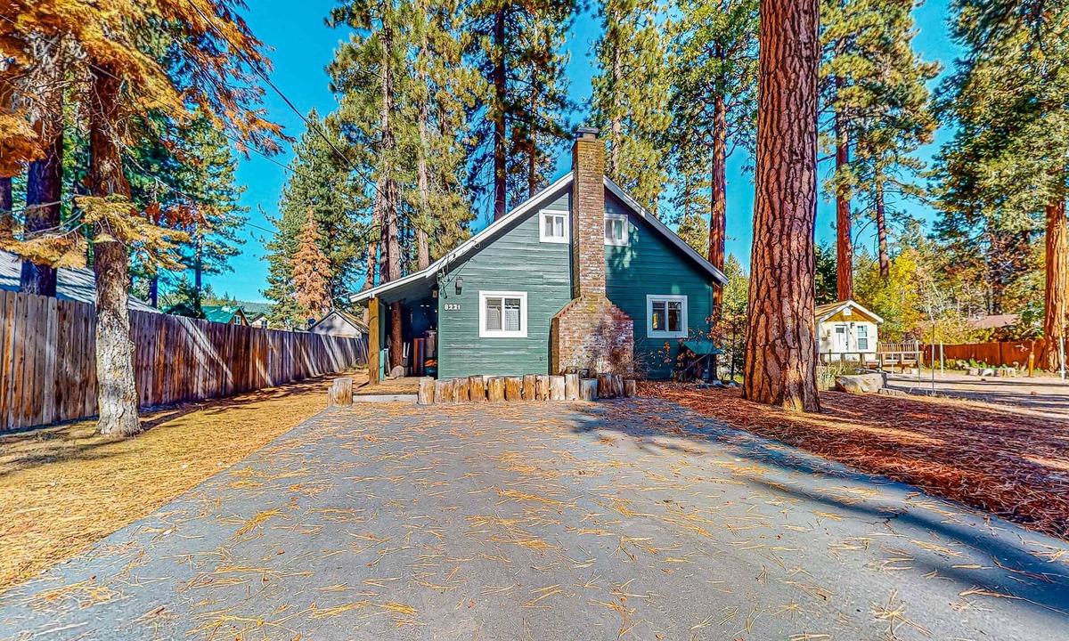 Kings Beach Cabin | Darling cabin near beach-lake with wood stove & private washer&dryer