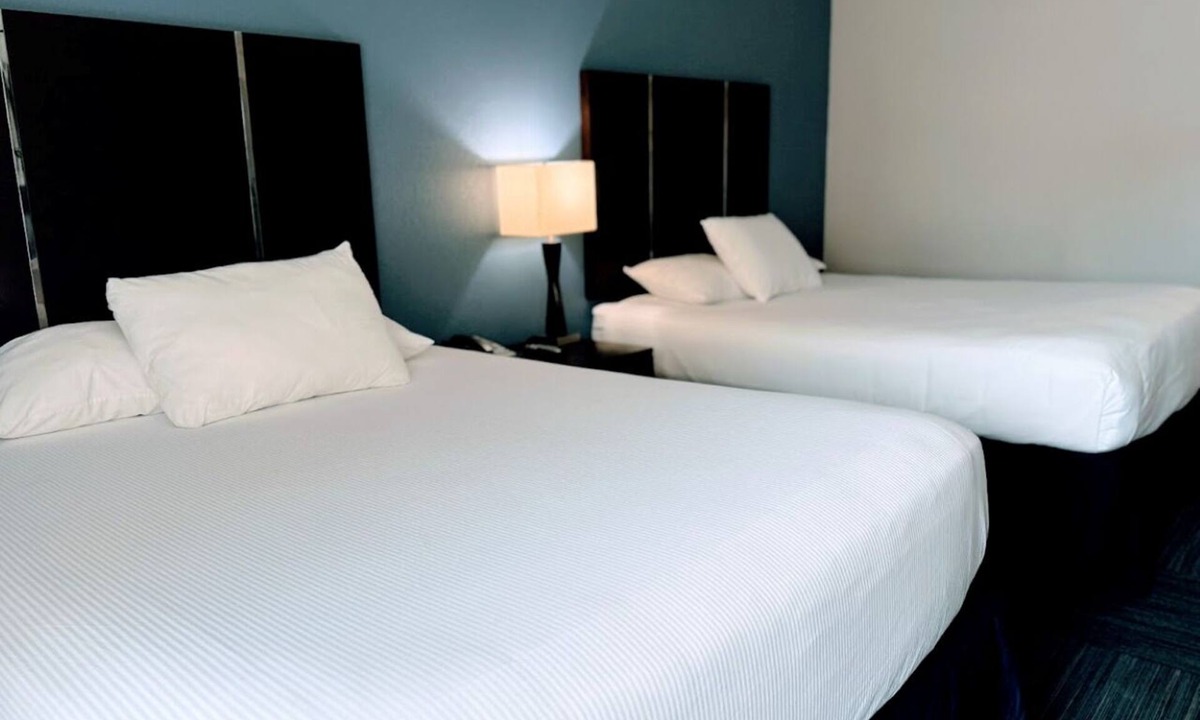 Old Towne Hotel | Deluxe 2 Queen Near Main St w/Breakfast