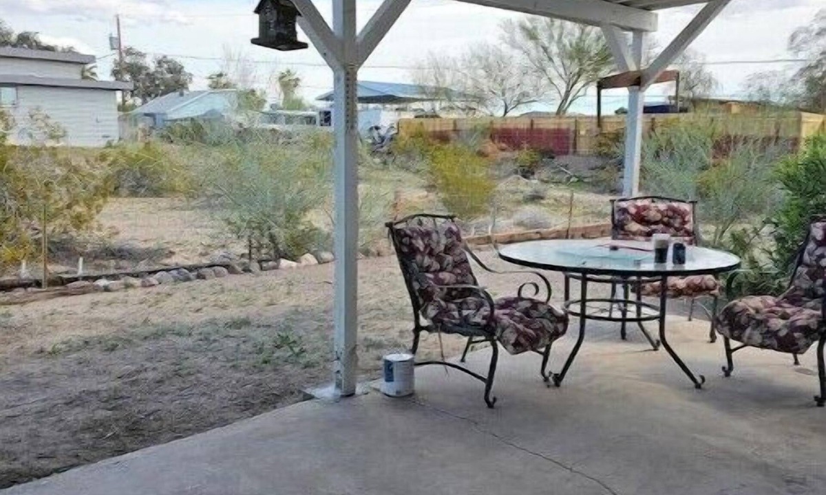 Topock House | Desert Oasis Bring the family and pets to a little slice of desert beauty.