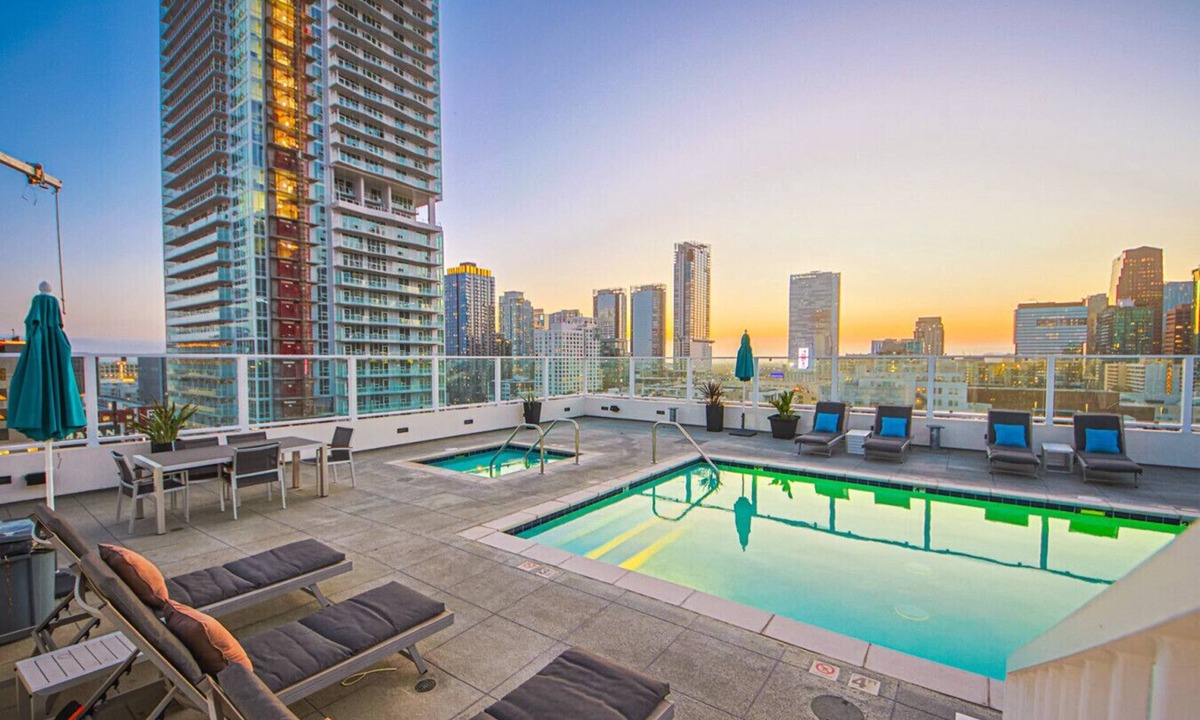 Historic Core Apartment | DTLA 2BR Loft w/Hot Tub & Rooftop Pool