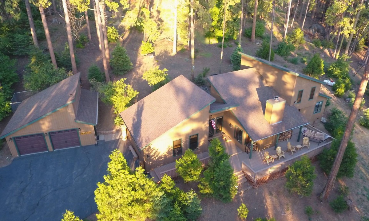 Shaver Lake Cabin | Eɛclusive 2-Acre Mountain Retreat- Spa, Rock Fireplace, AC, Game Room, 5 Star!