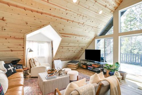 Peninsula Village House | East Shore Peninsula Cabin w/Pickleball Court