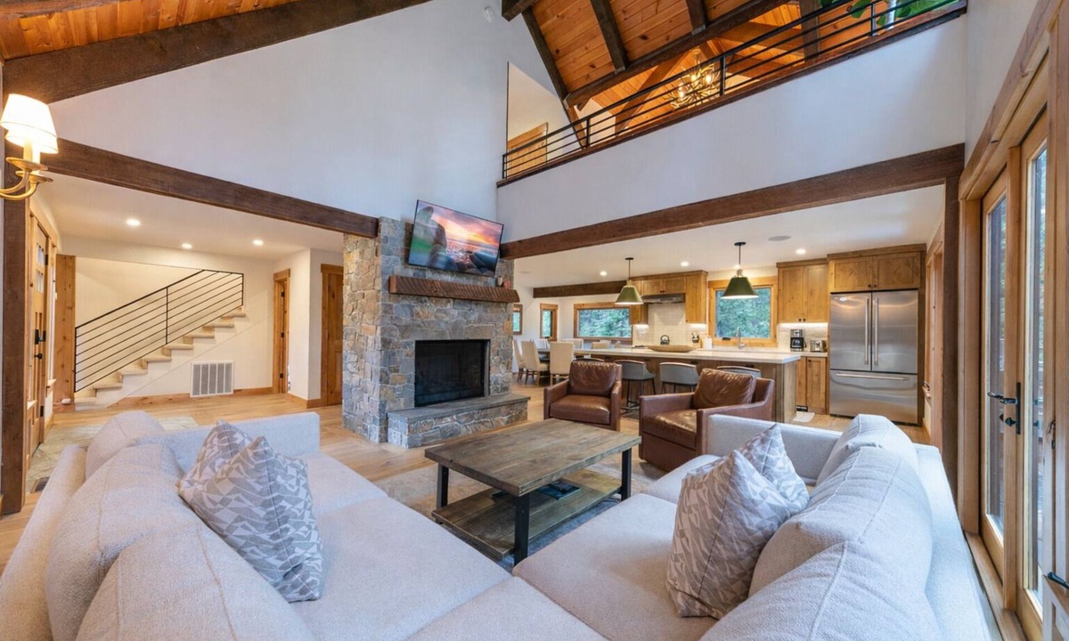Sunnyside House | Eclipse Luxury at Tahoe Park by Tahoe Getaways - Hot Tub w/Fenced Yard & Steps to Private Beach