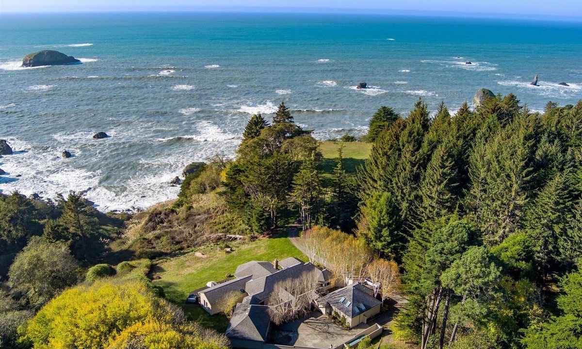 Trinidad House | Emerald Phoenix Estate~18 Acres of Ocean Front Luxury w/Hot Tub & Sauna!