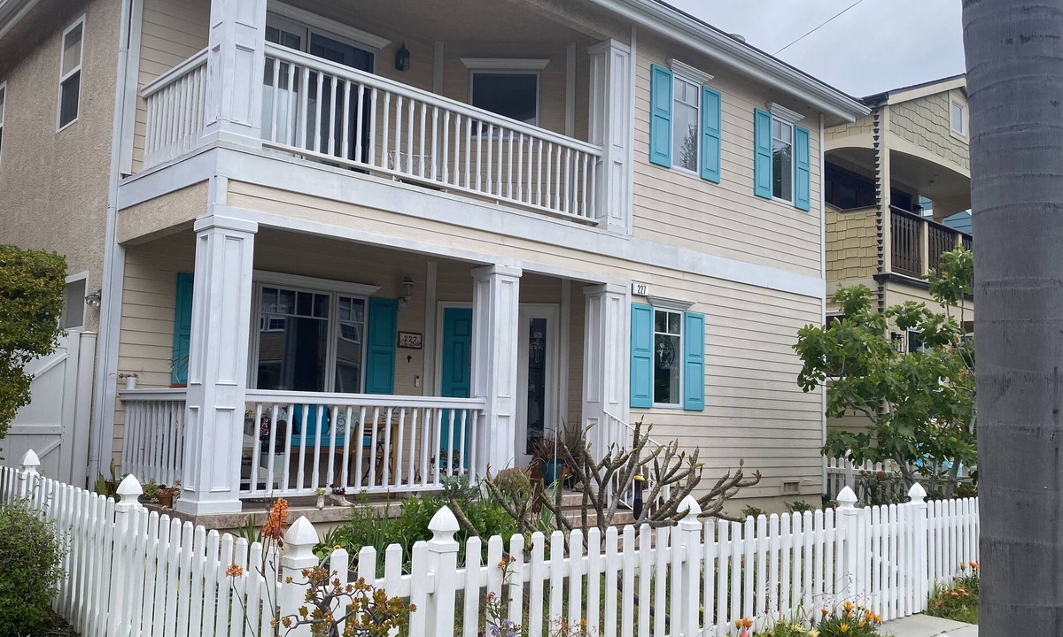 Old Towne House | Enjoy Seal Beach! Parking, Internet, Pool table and AC! 4 Bdr sleeps 10