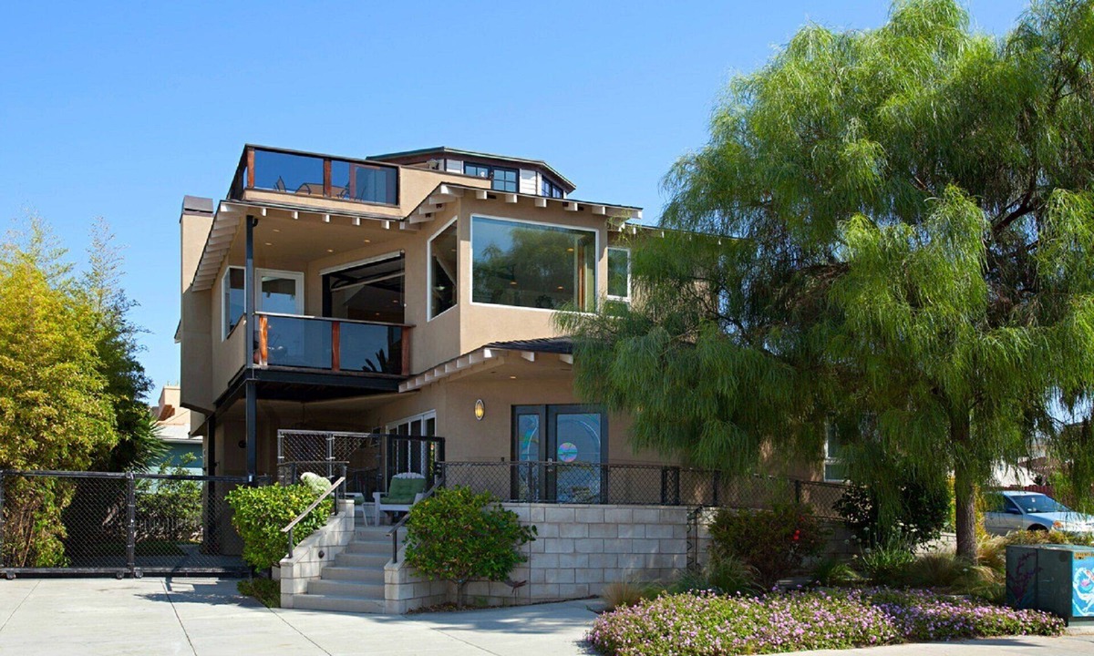 North Pacific Beach House | Enjoy Your Luxury Vacation A Block From The Water.