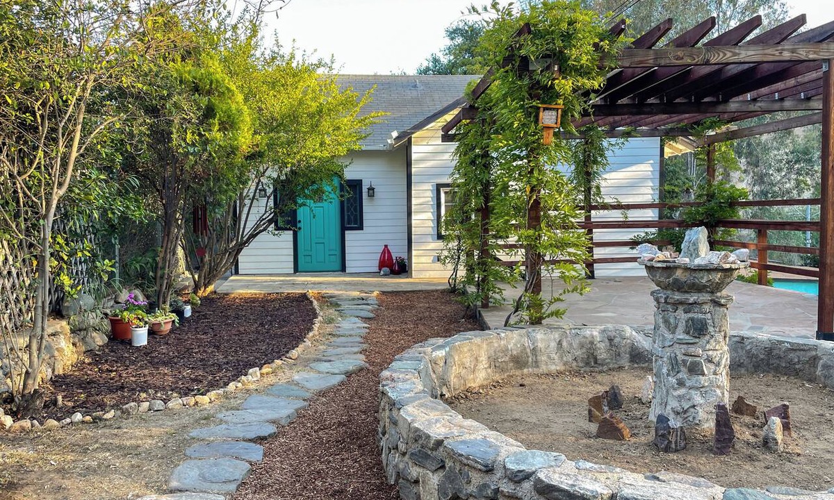 Eagle Rock Hotel | Enjoyable 2-bedroom Highland Park Oasis with Garden Terraces