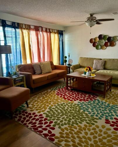 Beverly Green House | Entire Vacation home blocks to the Strip, ARTS Dist, & Main Street Sleeps up to 8