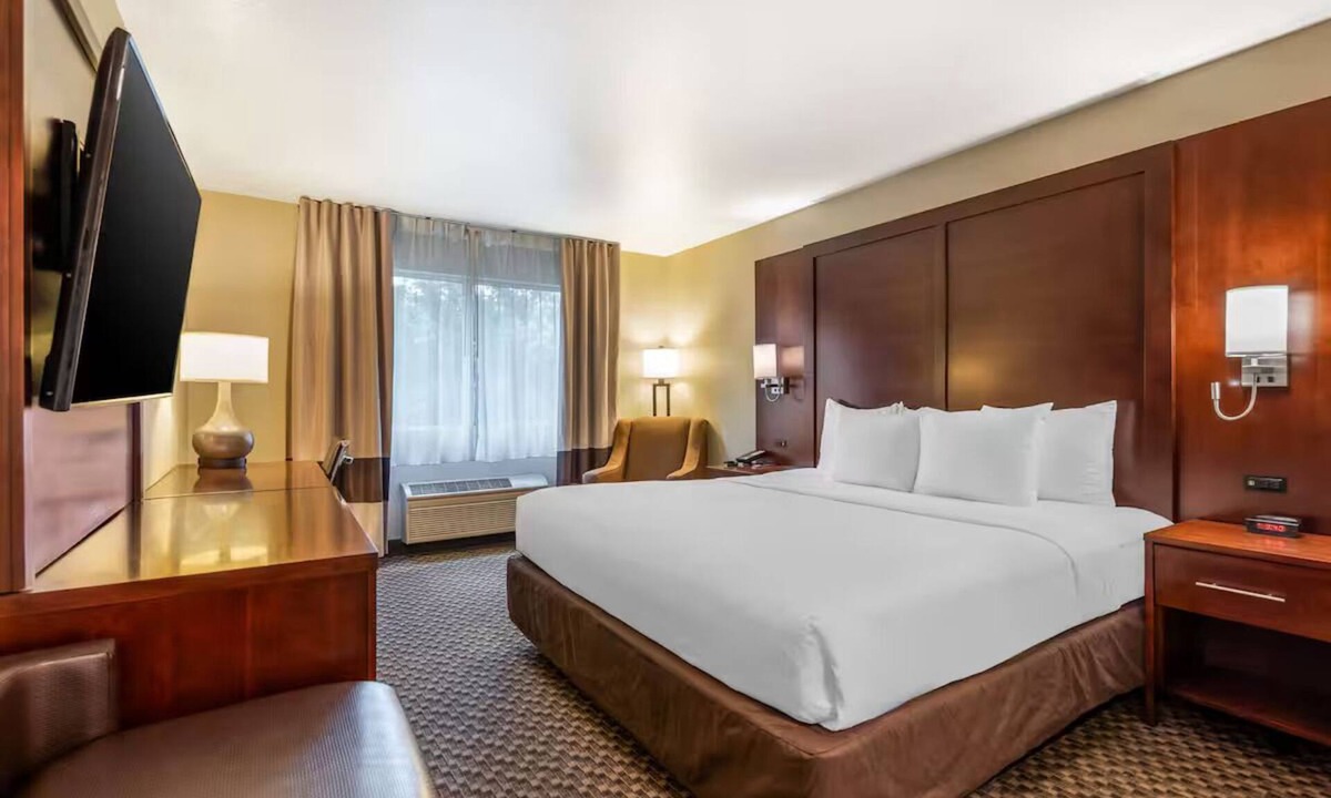Fairfield Hotel | Fairfield King Studio w/Breakfast, Pool & Gym