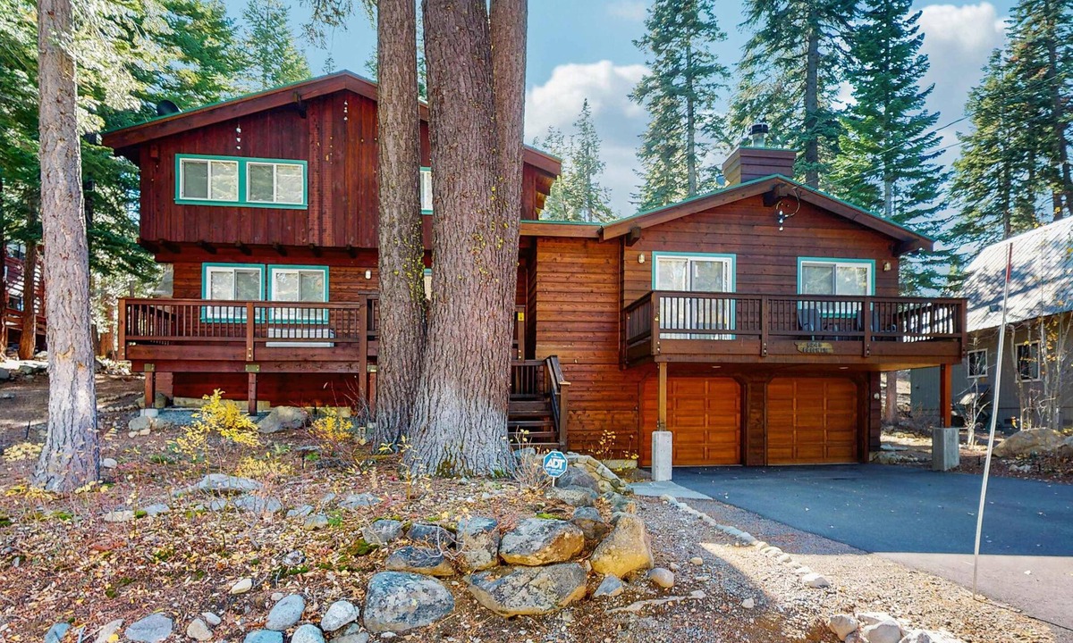 Chamberlands House | Family-Friendly Mountain Home with Decks, Views, Fireplaces, Walk to Beach