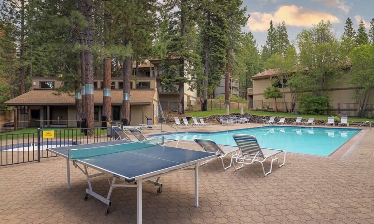 Kings Beach House | Family-Friendly Retro Townhouse 1 Mile from Lake