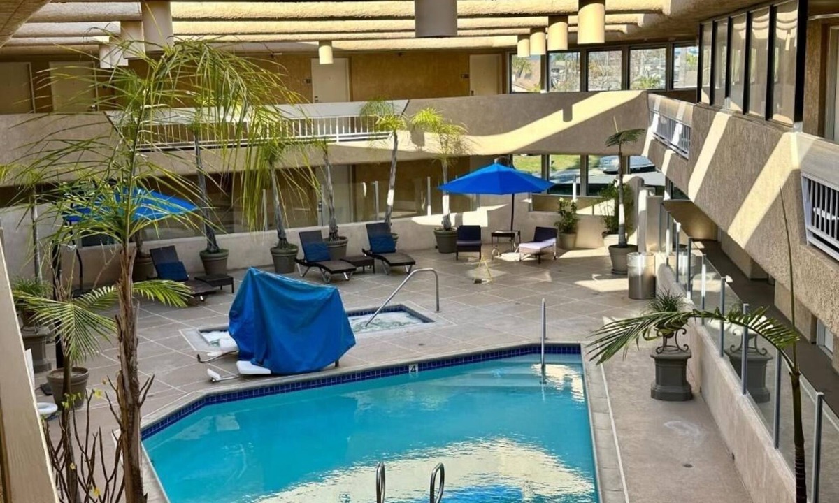 Old Towne Hotel | Family Suite with Balcony, Free Breakfast and Parking Near Seal Beach Pier