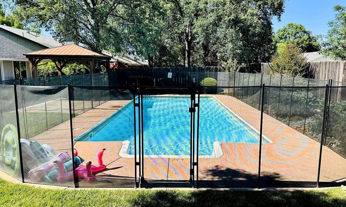 Columbia House | Fenced Pool 4BR King Bed En Route to Lassen