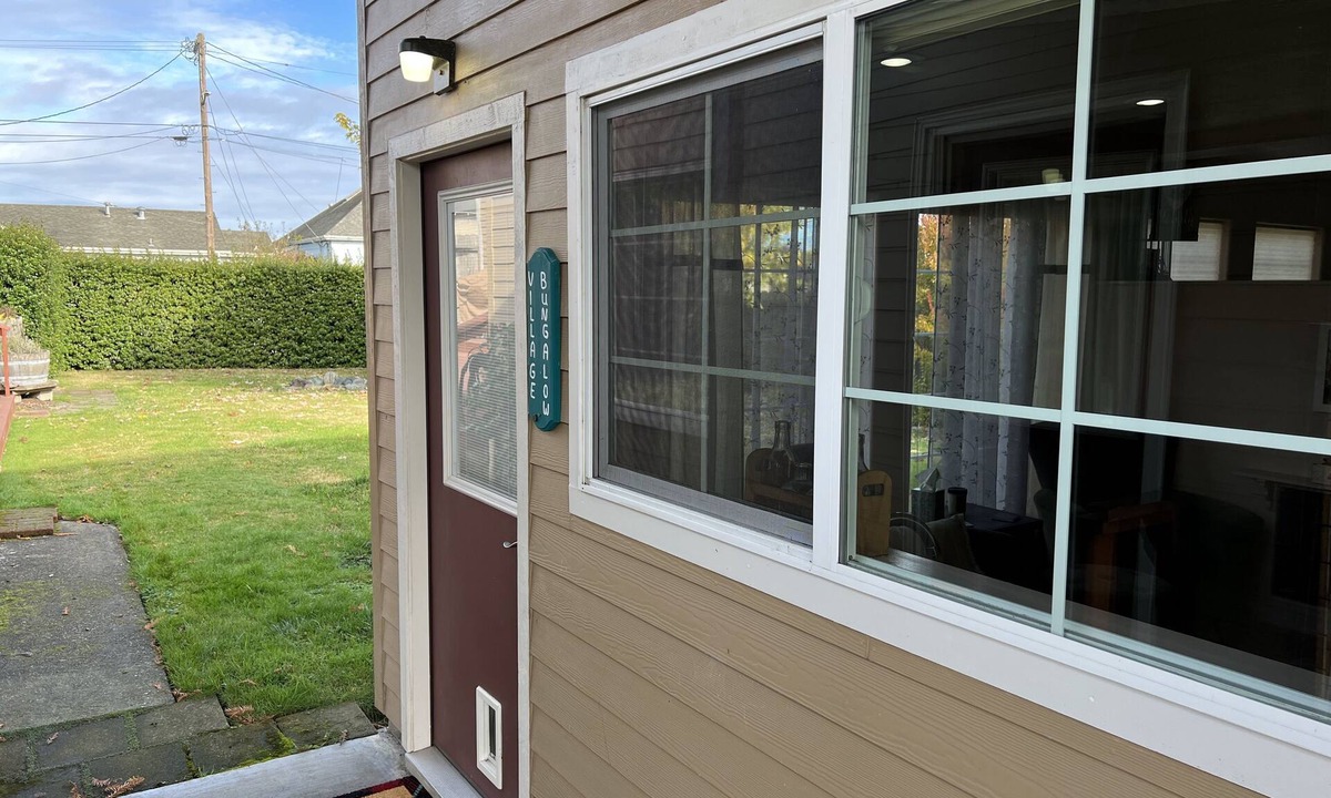 Ferndale House | Ferndale Bungalow with pasture views, 5 minute walk to Downtown!