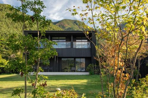 Fujikawaguchiko House | Fika Fujiyama 全室から富士を望み 広い庭で憩う別荘