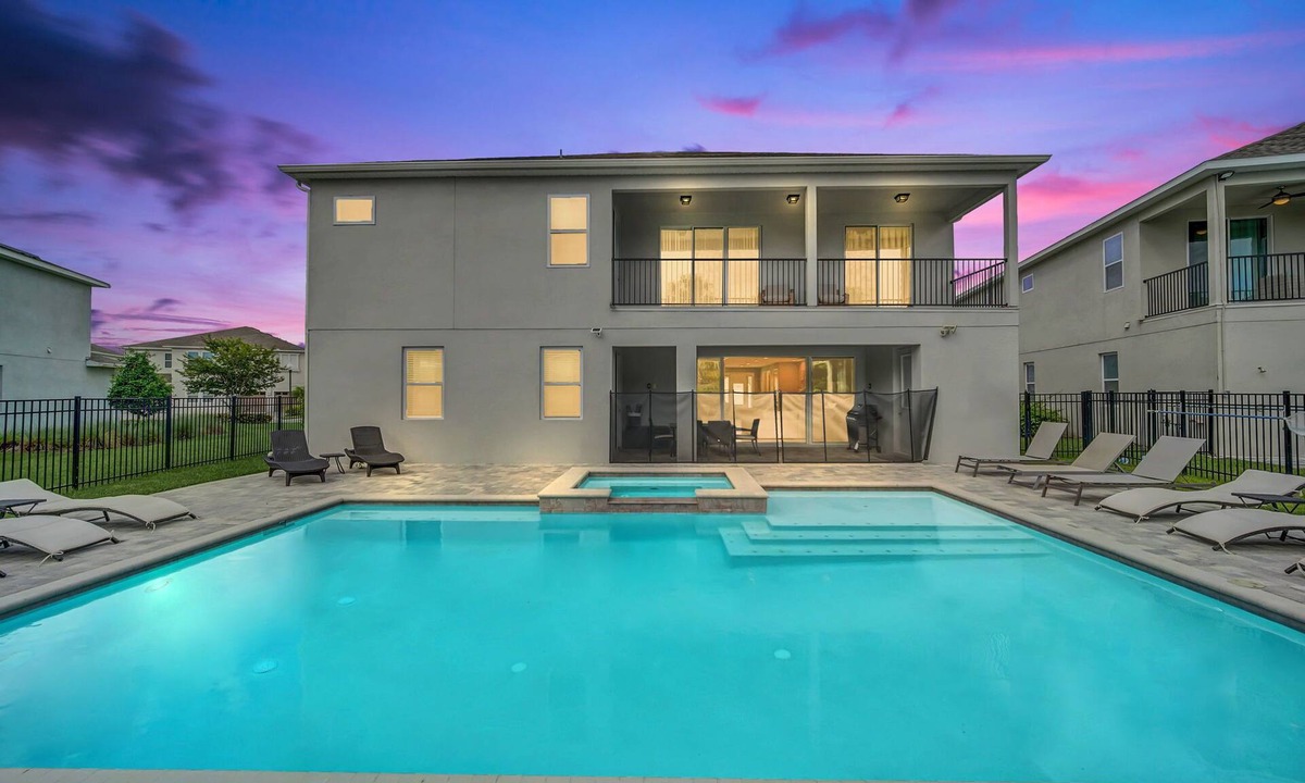 West Kissimmee House | Five-Star 11 Bedroom Estate with Private Ensuites & Resort-Style Splash Pad