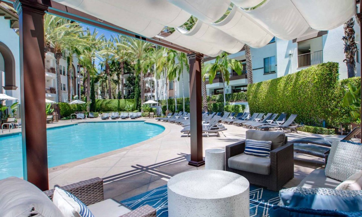 La Brea Apartment | Furnished luxury apt, pool, sauna, great location