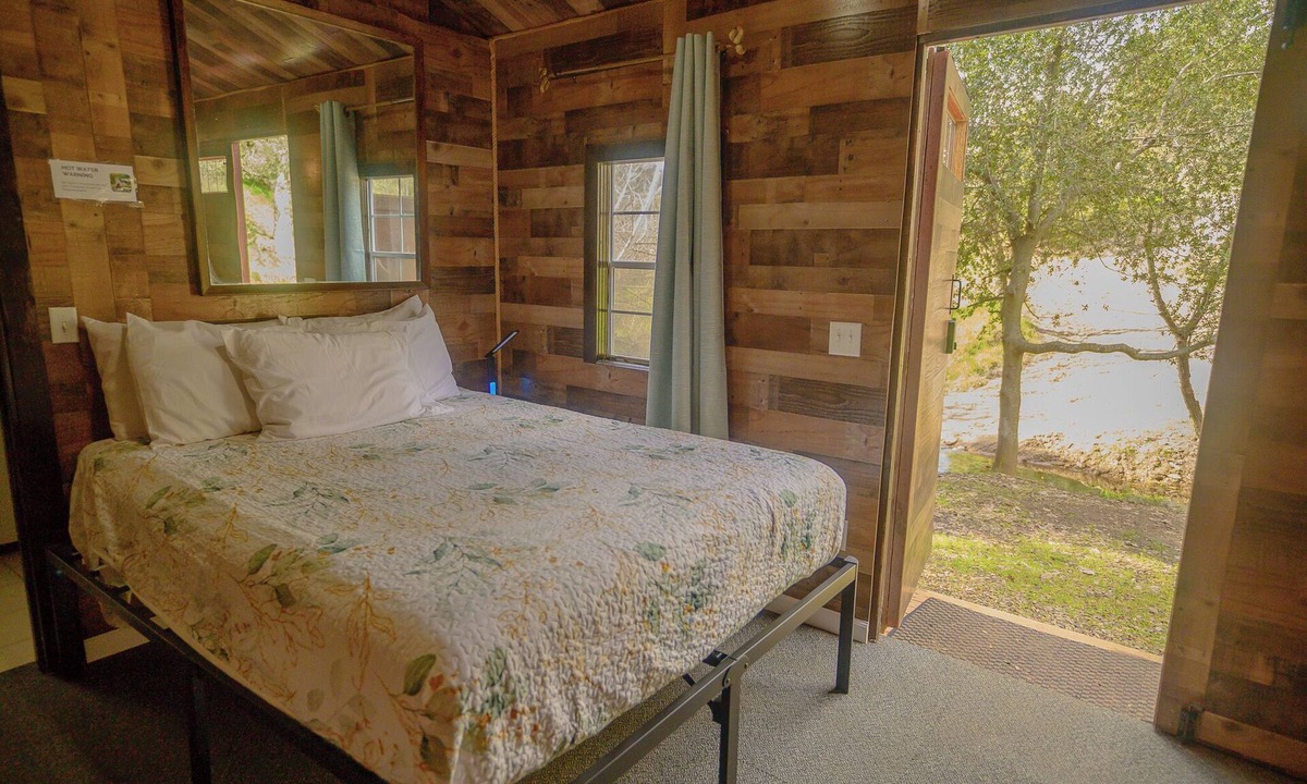 Dunlap Hotel | Gena's Sierra Inn & Restaurant