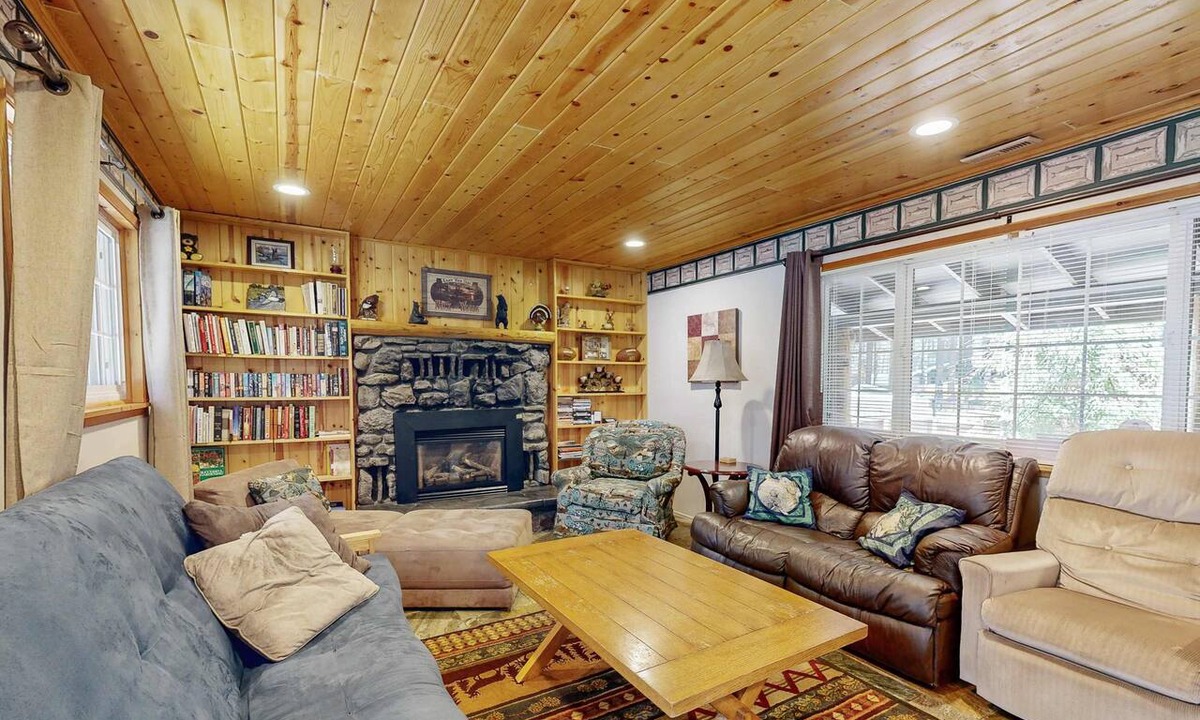 Black Bart House | Get outside and play in South Lake Tahoe - minutes to Heavenly & lake