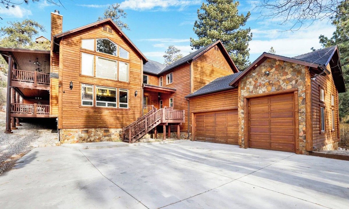 Fox Farm Cabin | Gold Rush Lodge, 6BR Hot Tub, GameRoom, Sleeps 16+