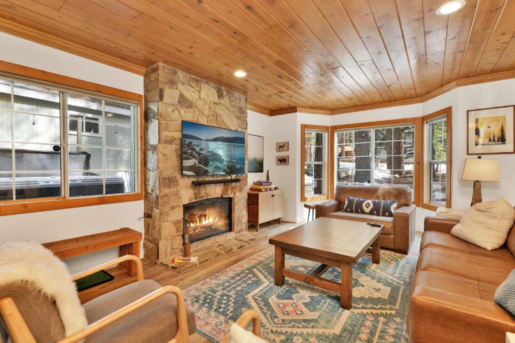 Big Bear Lake Ski Chalet | Green Canoe Cabin- Hot Tub- Smart TVs- BBQ- Relaxing Central Moonridge Chalet