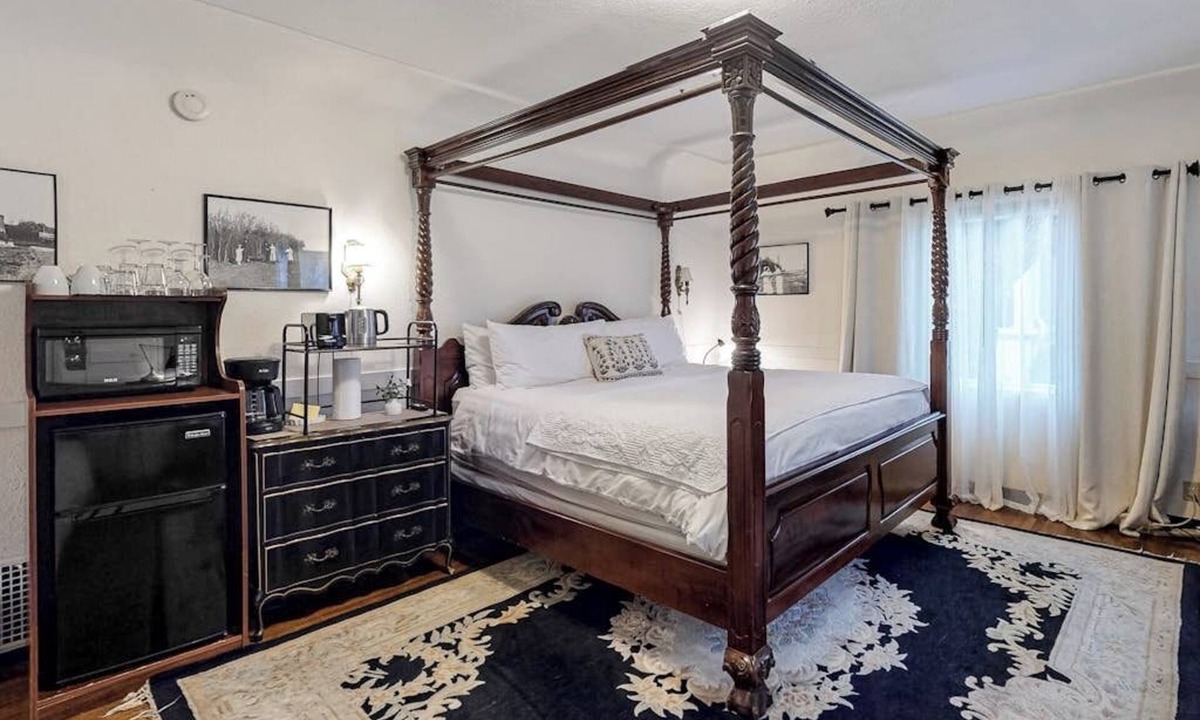 East Beach Apartment | Ground-floor Seaside Suite with charming patio - 2-minute walk to beach