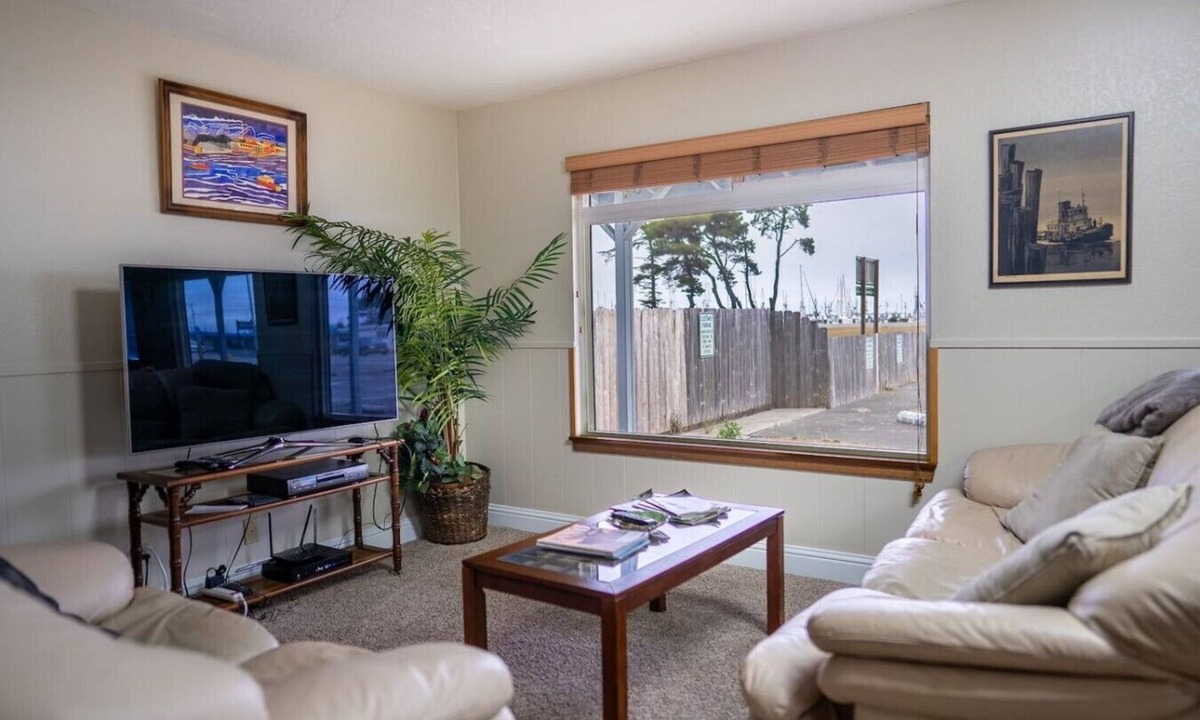 Crescent City Apartment | Harbor View Breeze (Apt 1)