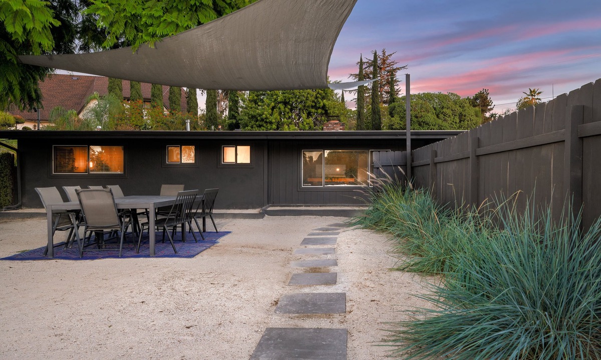 Kensington House | HGTV Style Coastal Retreat! Close to Legoland, Zoo, Beaches and More!