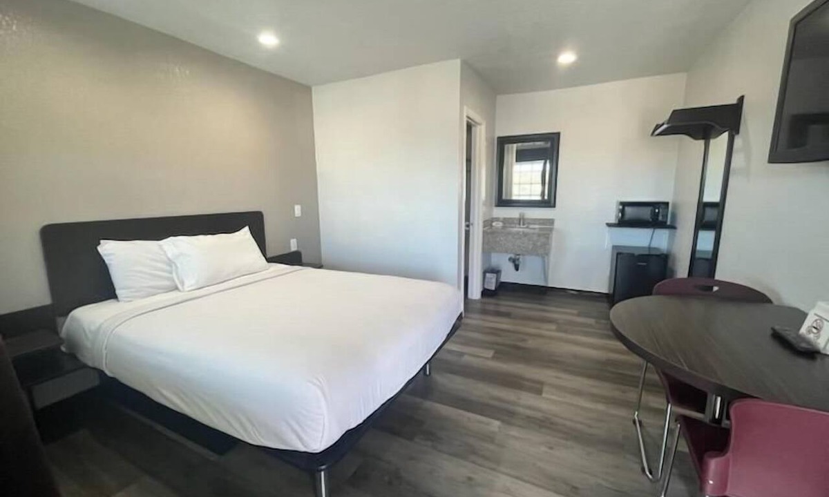 Hesperia Hotel | High Desert Inn