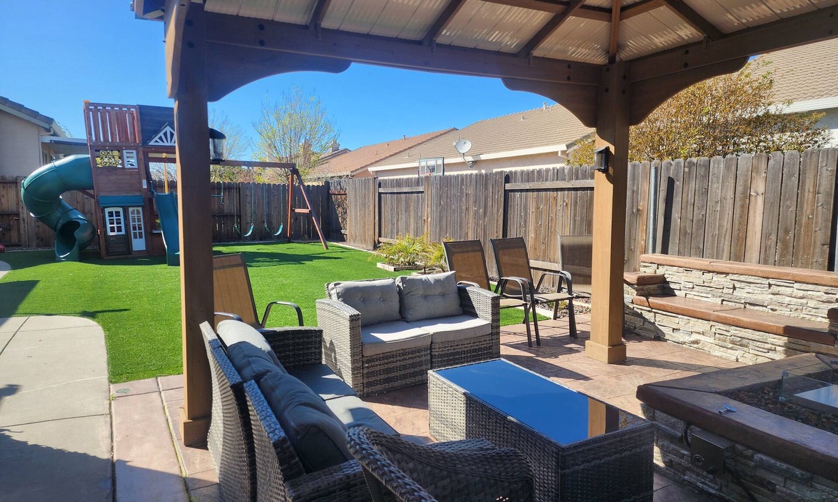 Elk Grove House | Home Away From Home! Family Friendly near popular attractions in Elk Grove!