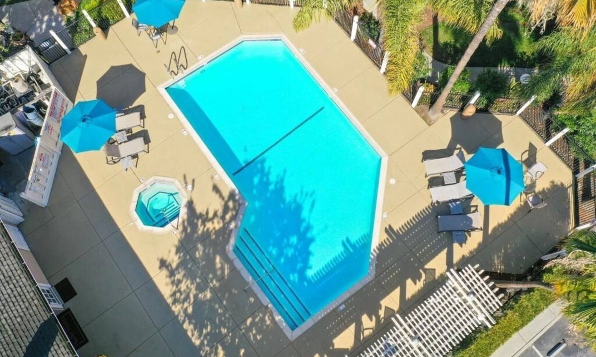 Newark Hotel | Homey 2 Suite w/Fireplace & Desk Space l Free Breakfast