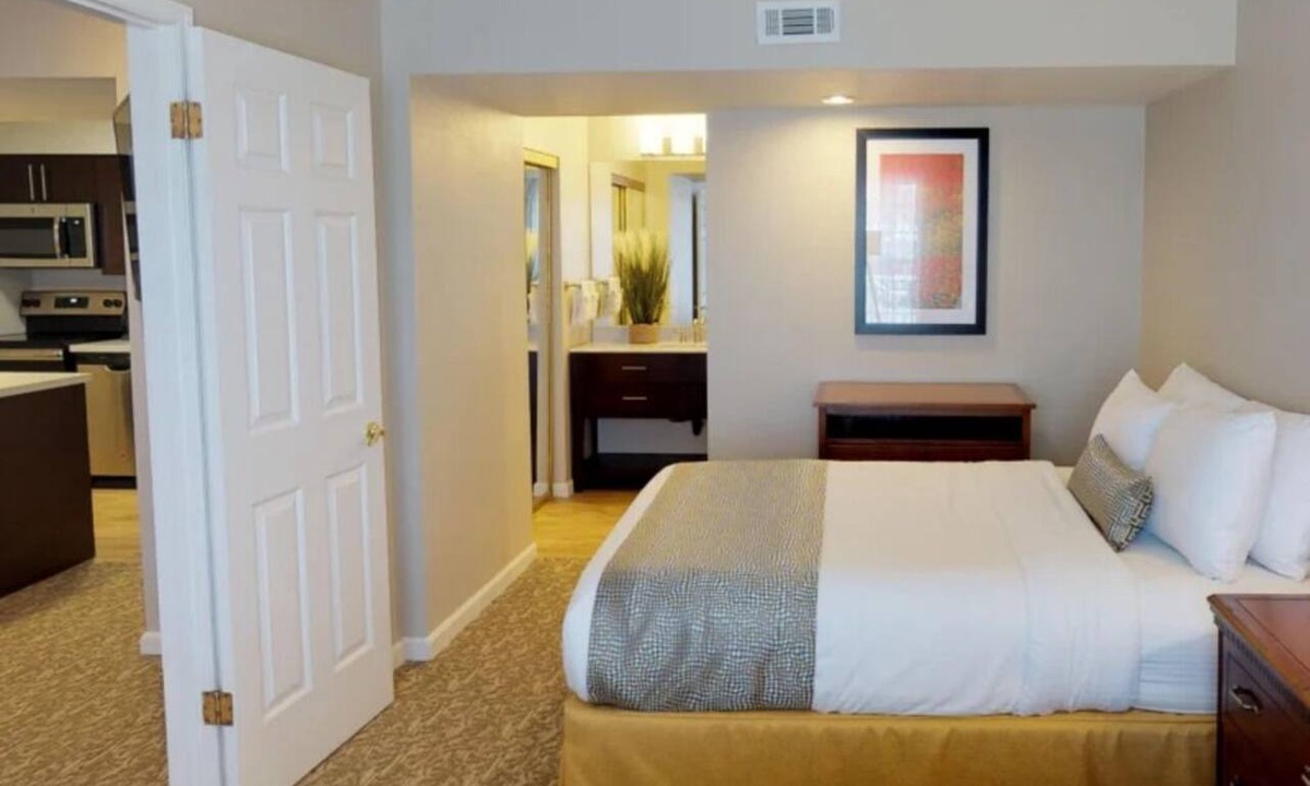 Newark Hotel | Homey 2BR Suite w/Separate Bedroom + Living Space | Free Breakfast