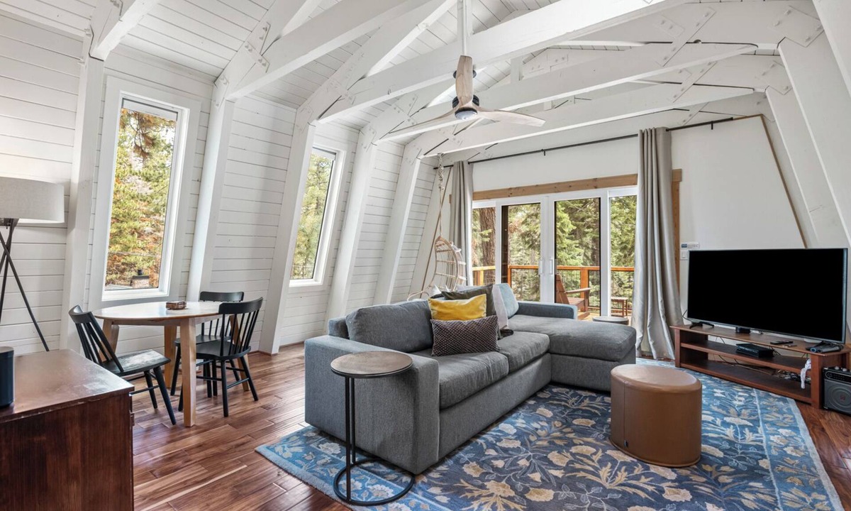 Sunnyside Cabin | Hot tub, 2 living rooms, prime Sunnyside location