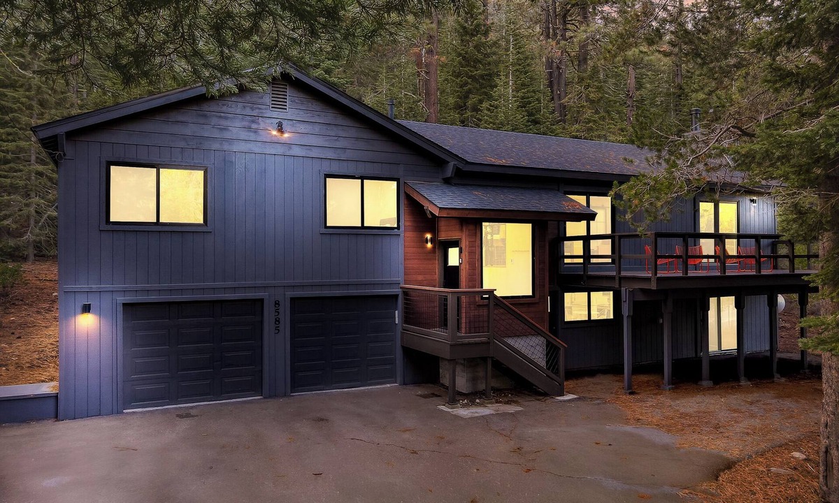 Truckee Ski Chalet | Hot tub, Game Room, Sleeps 16, No neighbors, Near Palisades, Woods