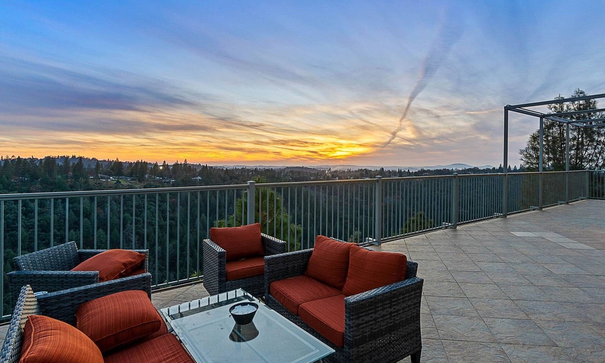 Placerville Villa | House in Bedford Woods