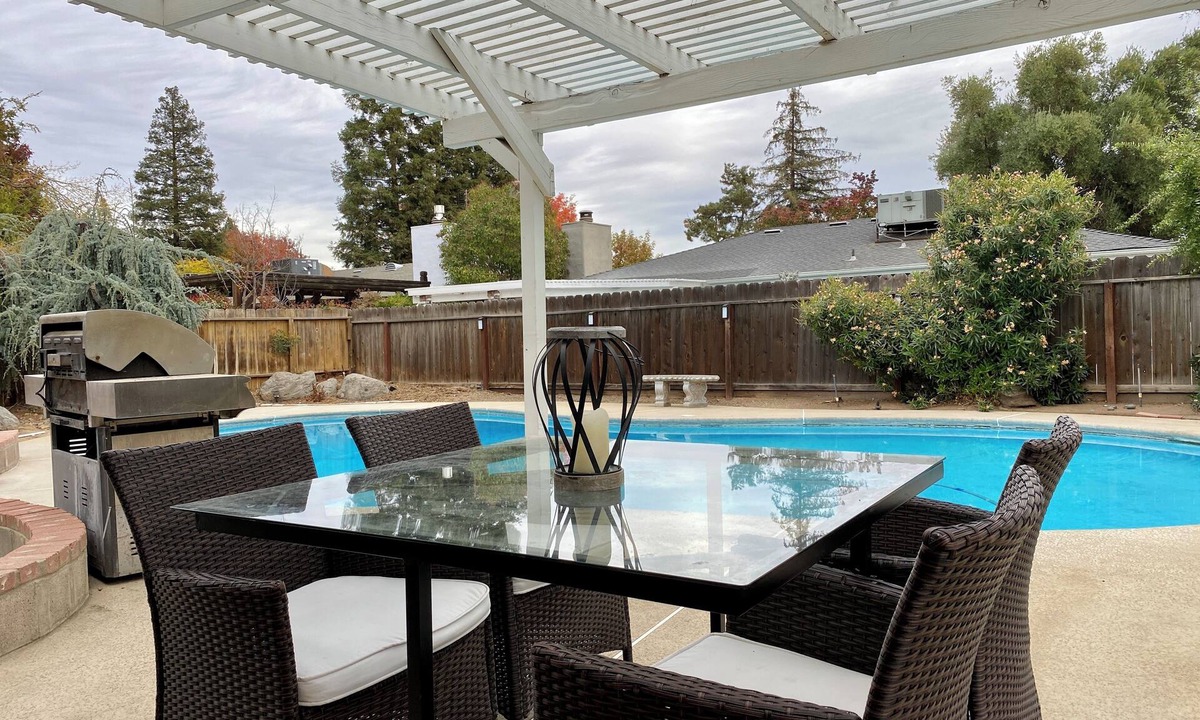 Raisin House | House with a pool next to River Park