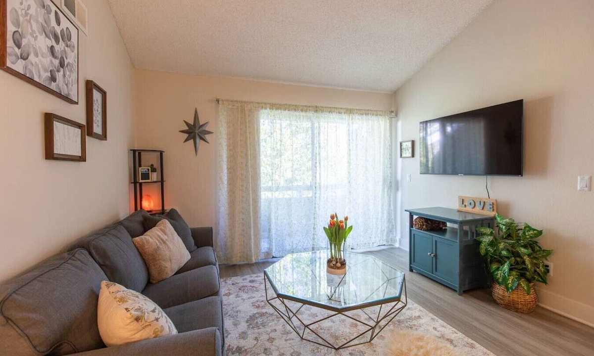 Ivey Ranch - Rancho Del Oro Apartment | Huge Oceanside 2BR Apartment|King & 2 Queen beds