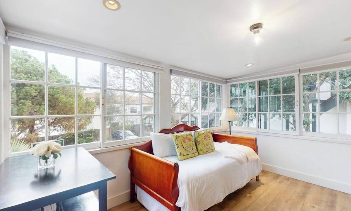 East Beach Apartment | Intimate retreat 1 block to beach with Cal king bed & bonus sleeping room