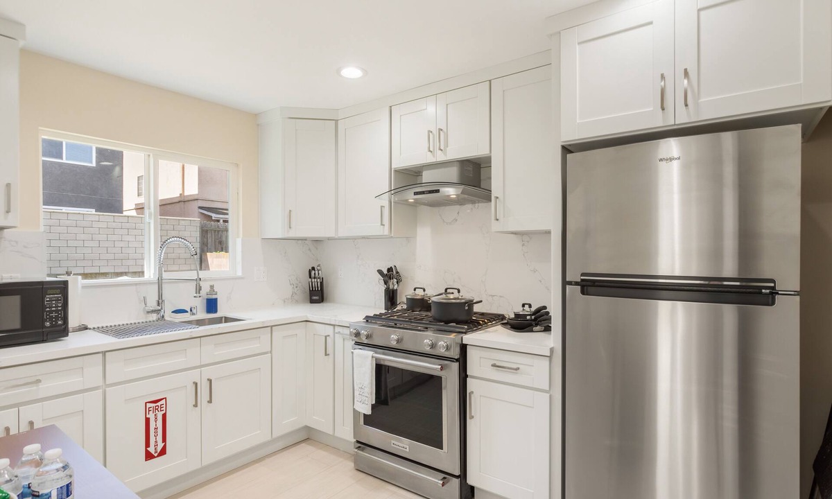 Huntington Beach House | King Bed Projector Room near Beach/Disneyland - Pet Friendly