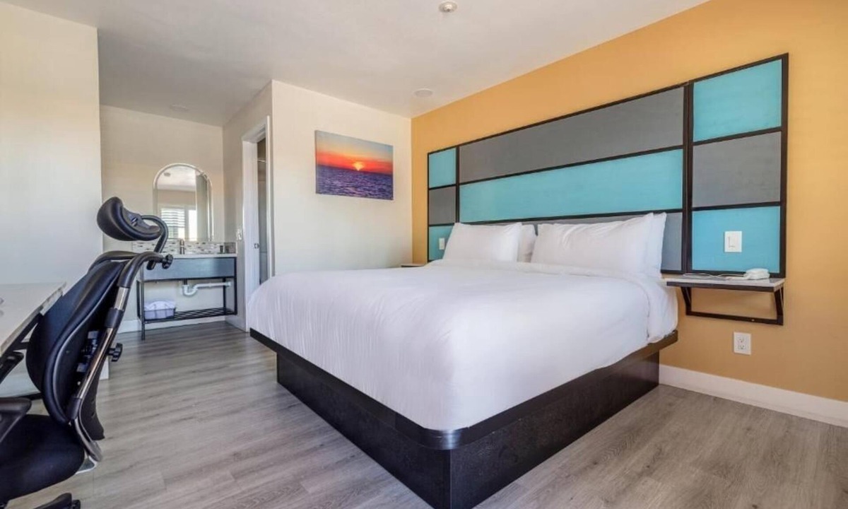 Victorville Hotel | King Room Featuring TV and Contemporary Amenities for Travelers