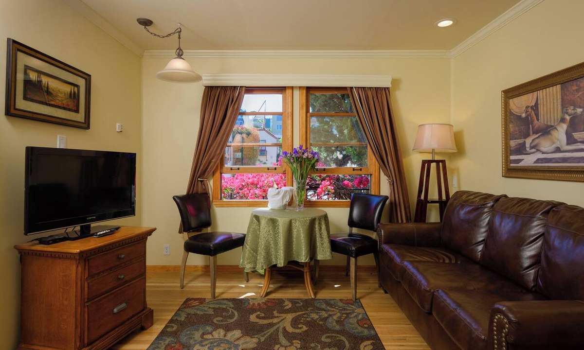 Marina District Hotel | King Suite in San Francisco Marina District with Courtyard View & Garage Parking