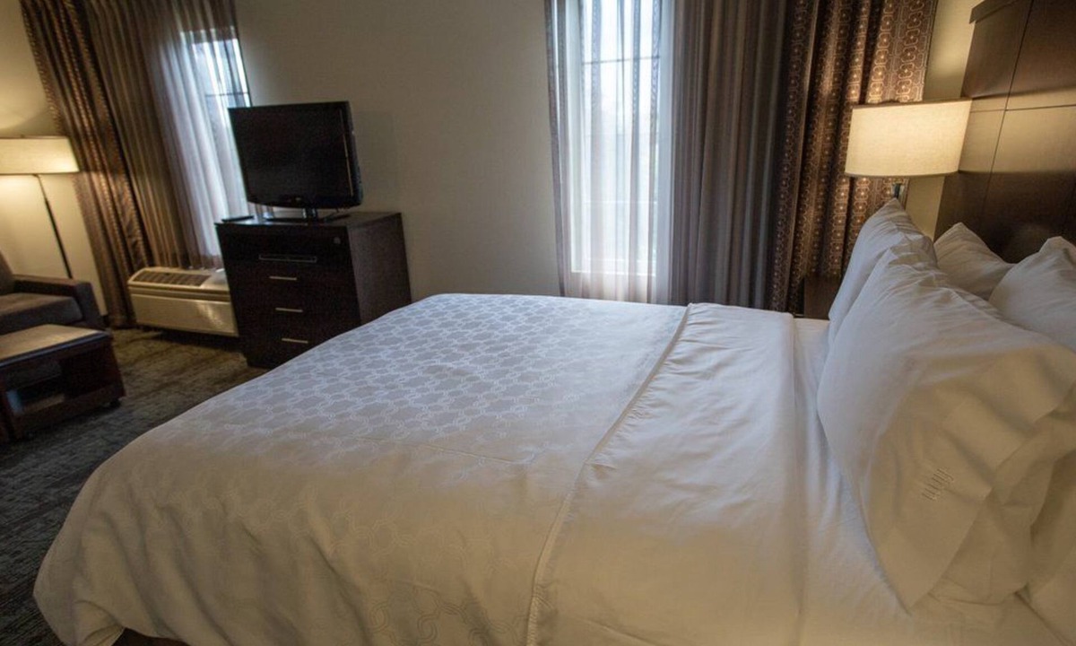 Milpitas Apartment | King Suite w/Full Kitchen & Pool | Free Breakfast