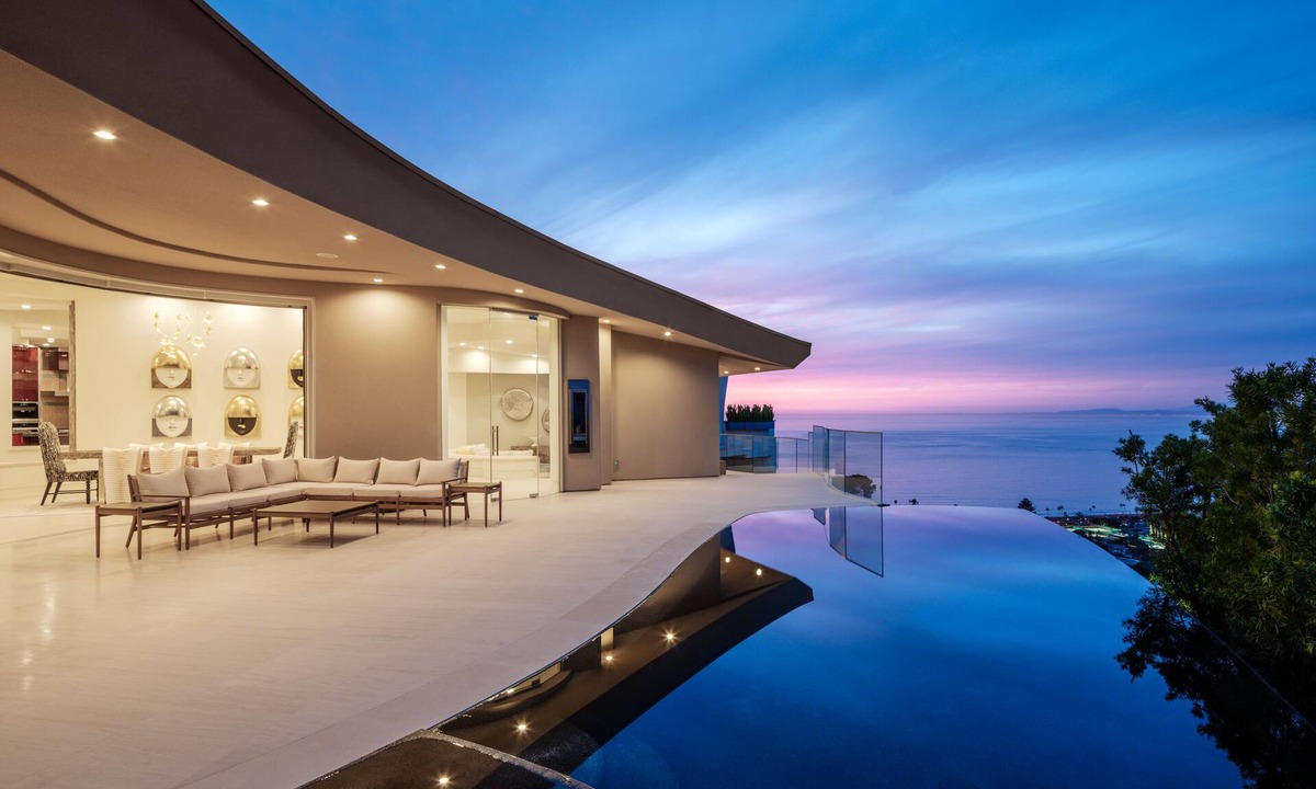 Hidden Valley House | La Jolla villa with 5 bedrooms, private pool, hot tub, and ocean views.