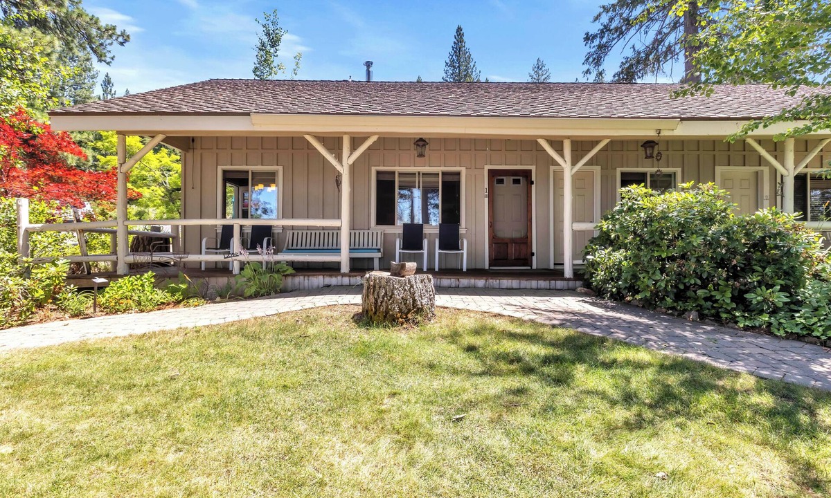 East Shore Cabin | Lakefront Resort Lake Almanor, Dorado Inn Cabin #1