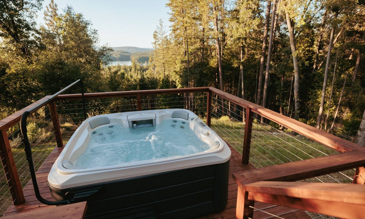 Colfax Ski Chalet | Lakeview lodge with hot tub near Rollins Lake