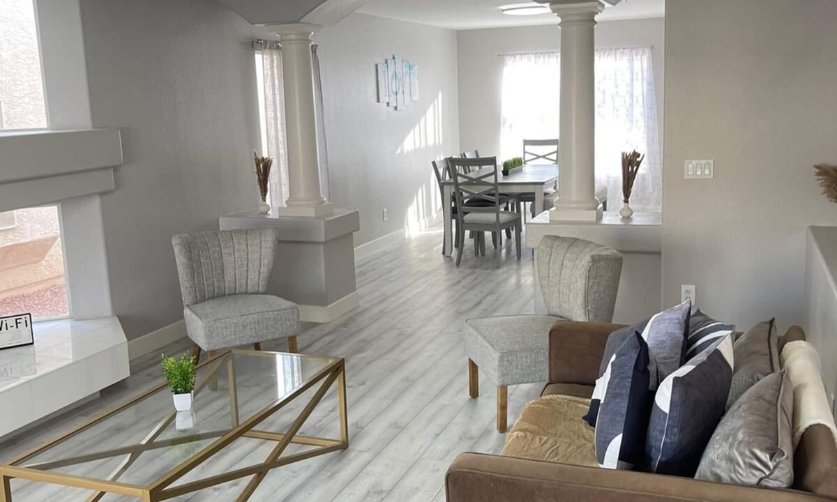Paradise House | Large modern home, perfect for large groups. Minutes from the strip.