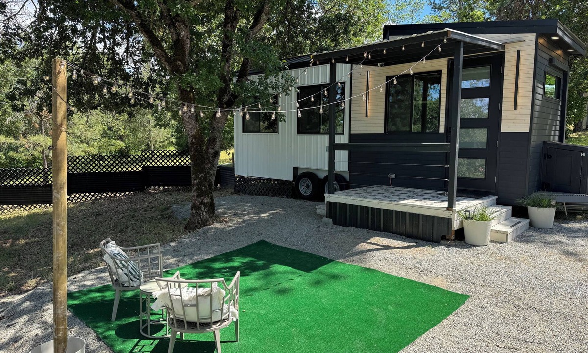 Central Point Apartment | Little Wolf Tiny Home cozy, pet friendly, secluded