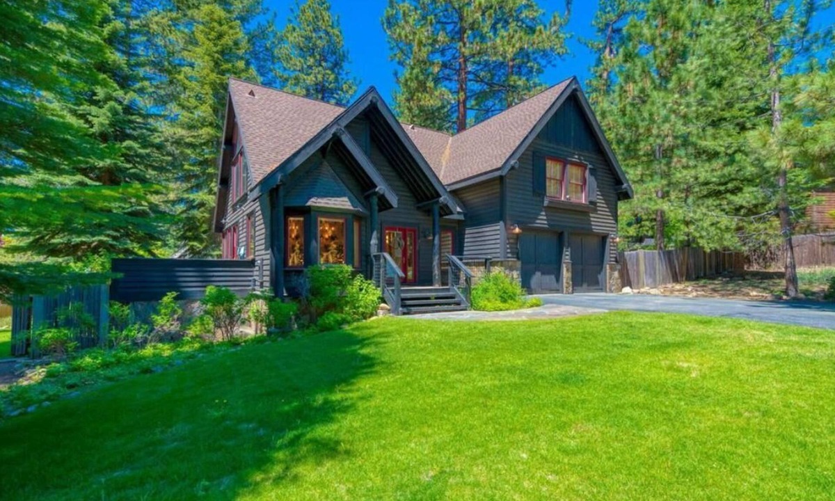 Tahoe Vista House | Lux Cottage w Hot Tub/BBQ/Office/Peloton/Gym/AC cross from Lake & Ski Resorts!
