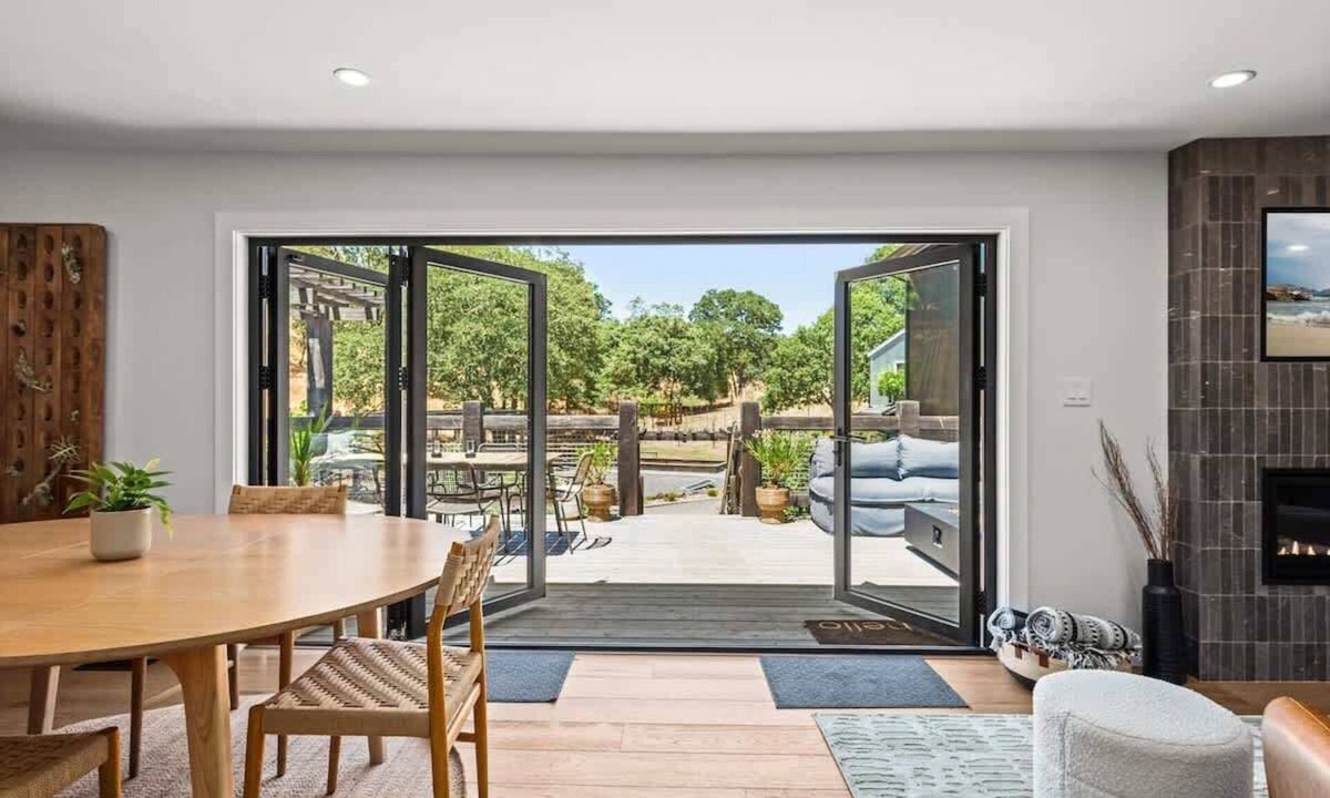 Geyserville House | Lux Wine Country Oasis with Hot Tub - Wine Tastings Included